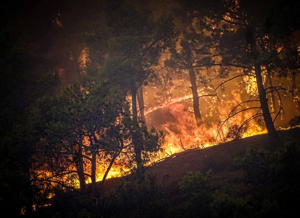 dpatopbilder - 22.07.2023, Griechenland, Rhodos: Ein massiver Waldbrand tobt auf der griechischen Insel Rhodos. Fast 20.000 Menschen sind auf Rhodos auf der Flucht vor schweren Waldbr