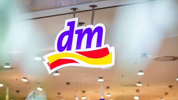 DM-Drogerie Markt DM-Drogerie Markt - Ein deutscher Drogeriekonzern Symbolfoto, Logo, Symbolbild, Symbolmarke, Markenname, Signe Rathaus Center Dessau am 17. March 2020 in Dessau-Rosslau, Sachsen Anha ...