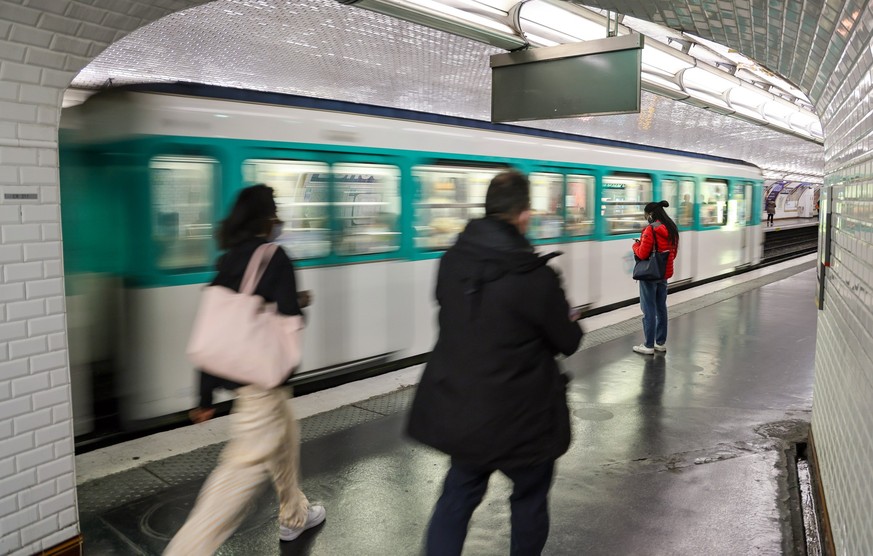 ARCHIV - 18.10.2021, Frankreich, Paris: Fahrgäste benutzen die Pariser Metro in der Station «Duroc». (zu dpa &quot;Frau bleibt mit Mantel in U-Bahn-Tür hängen und stirbt - Anzeige&quot;) Foto: Jan Woi ...