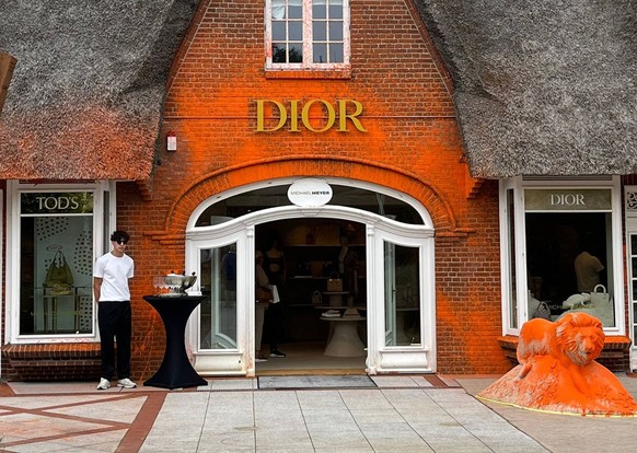 Auf Sylt hat die Letzte Generation den Luxus-Laden Dior mit orangener Farbe besprüht.