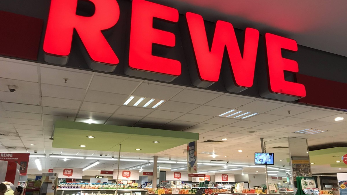 Logo der Supermarkt Kette Rewe an einer Filiale 02.04.2020 *** Logo of the supermarket chain Rewe at a branch 02 04 2020