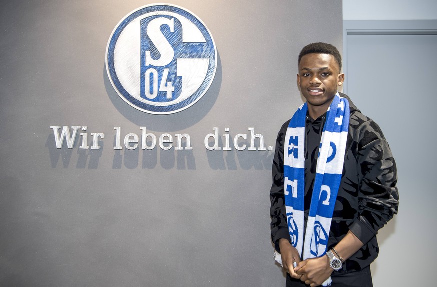 30.01.2019, Fussball, Saison 2018/2019, 1. Bundesliga, Vertragsunterschrift von Rabbi Matondo (FC Schalke 04) Rabbi Matondo (FC Schalke 04) Gelsenkirchen NRW Deutschland *** 30 01 2019 Soccer Season 2 ...