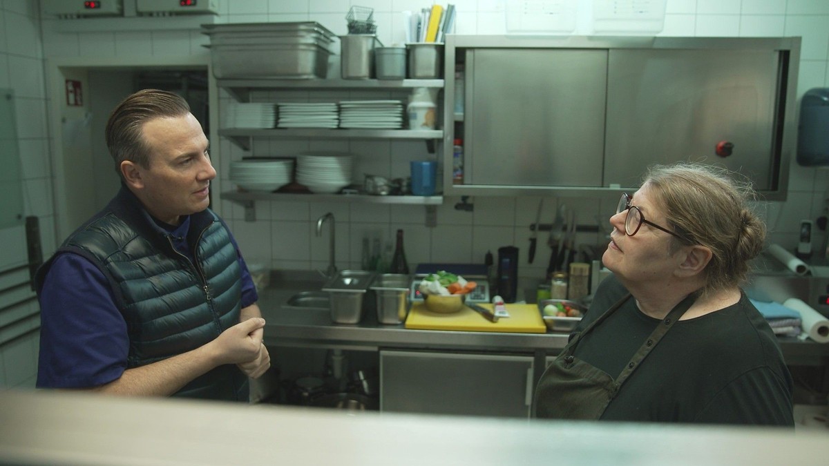 Tim und Marion sprechen in der Küche miteinander.

Die Verwendung des sendungsbezogenen Materials ist nur mit dem Hinweis und Verlinkung auf RTL+ gestattet.