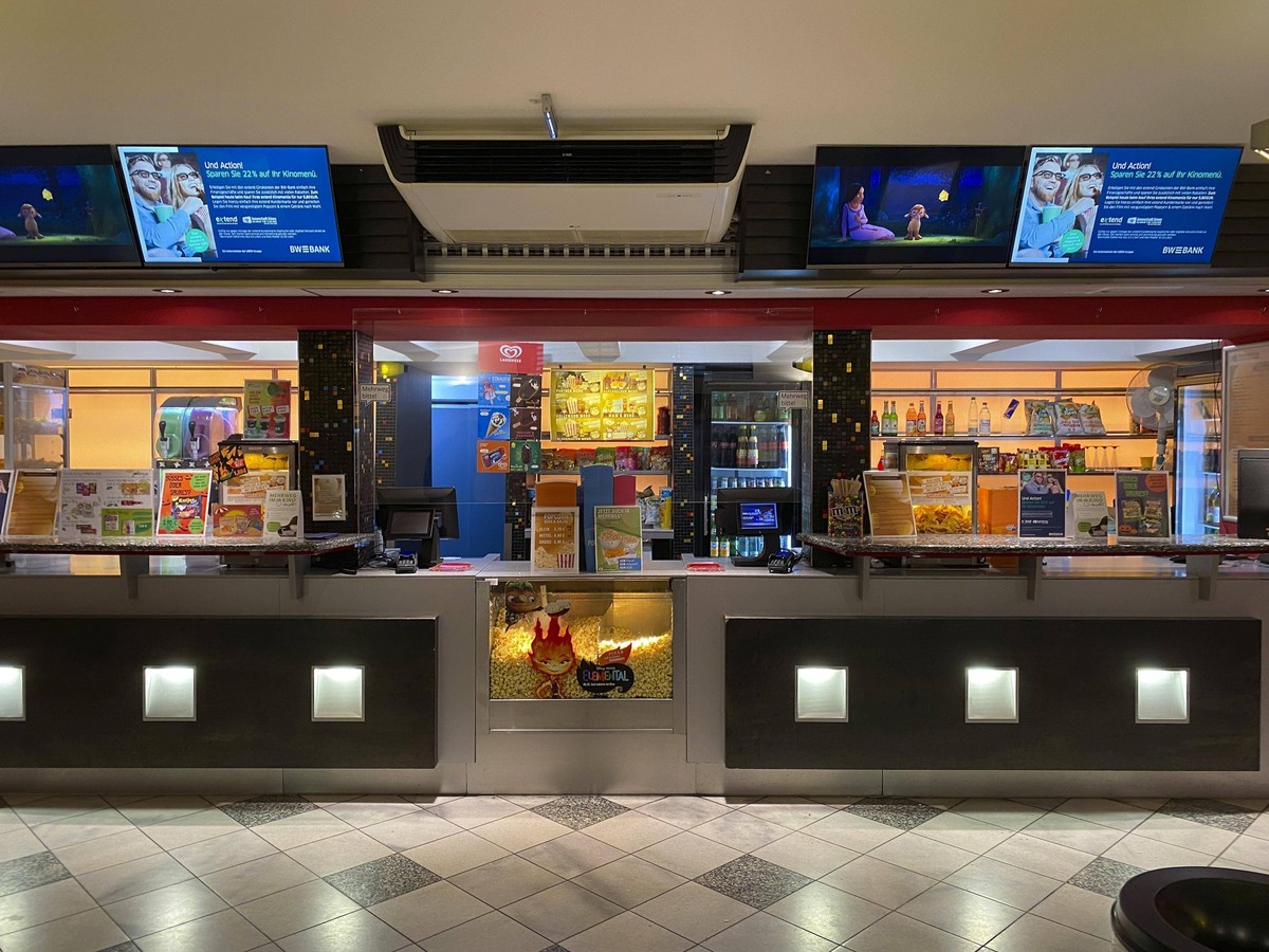 Innenaufnahme Kiosk, Verkaufsstelle in einem Kino, Food, Popcorn, Nachos, Getränke, Stuttgart, Baden-Württemberg, Deutschland, Europa *** Interior photo Kiosk, Sales outlet in a Cinema, Food, Popcorn, ...