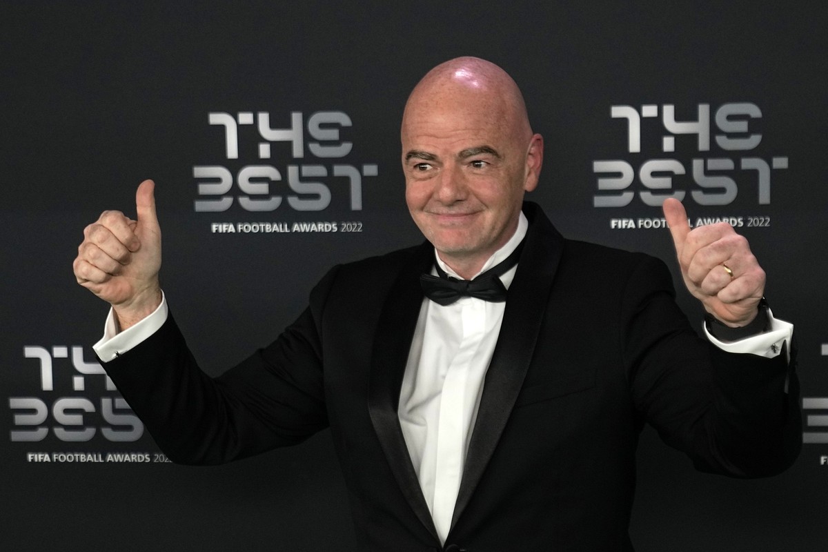 ARCHIV - 27.02.2023, Frankreich, Paris: Gianni Infantino, Präsident der FIFA, gestikuliert, als er zu der Kür des Weltfußballers und der Weltfußballerin der FIFA eintrifft. (zu dpa: «Saudi-Arabien, In ...