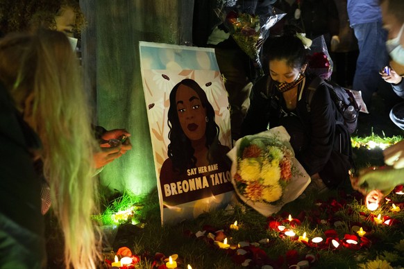 September 23, 2020, Seattle, Wa, Washington, United States: Protesters light candles and lay flowers outside the Federal Courthouse in remembrance of Breonna Taylor in Seattle, Washington, September 2 ...
