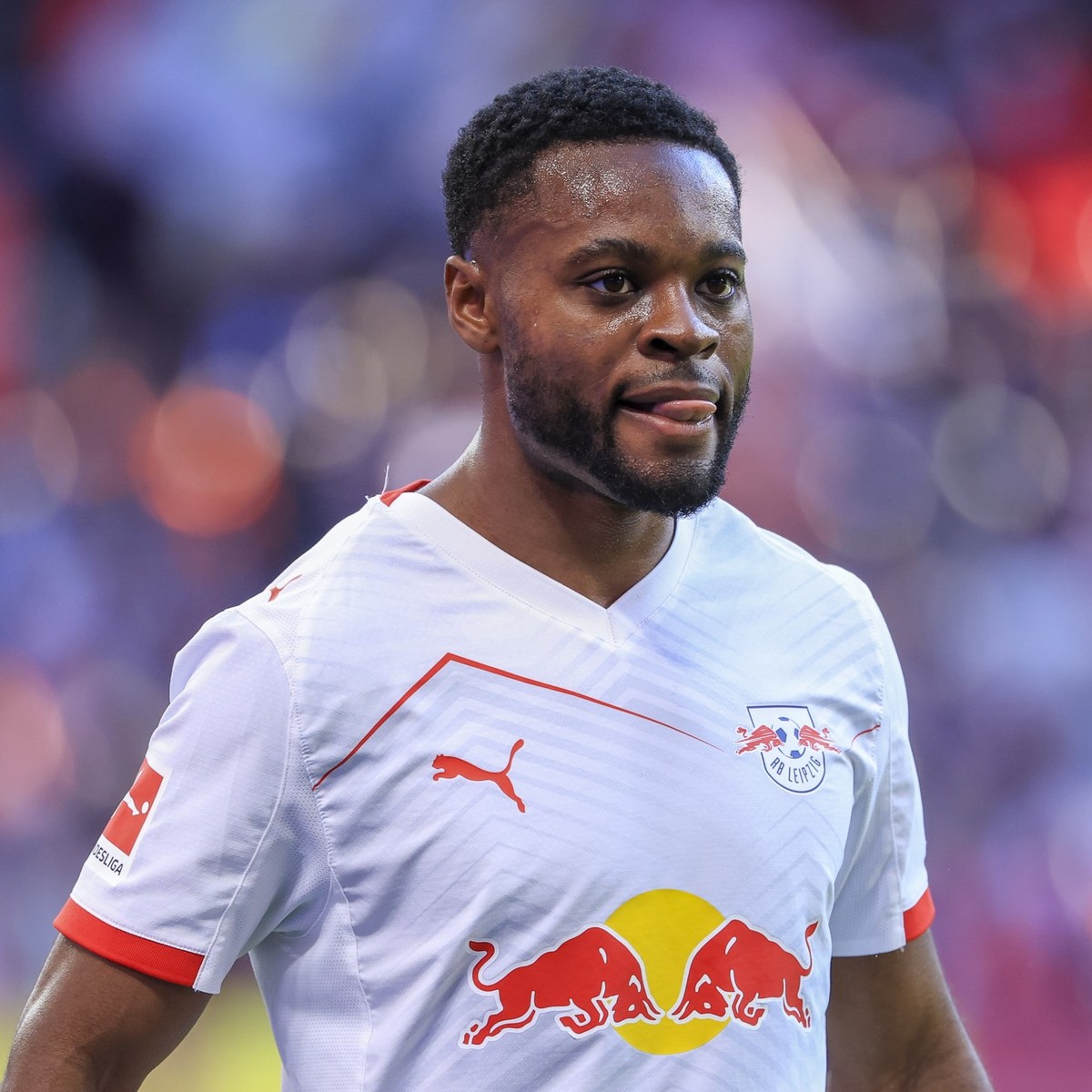 18.10.2025, Sachsen, Leipzig: Fußball: Bundesliga, RB Leipzig - Hamburger SV, 7. Spieltag, Red Bull Arena. Ridle Baku (RB Leipzig) reagiert. Foto: Jan Woitas/dpa - WICHTIGER HINWEIS: Gemäß den Vorgabe ...