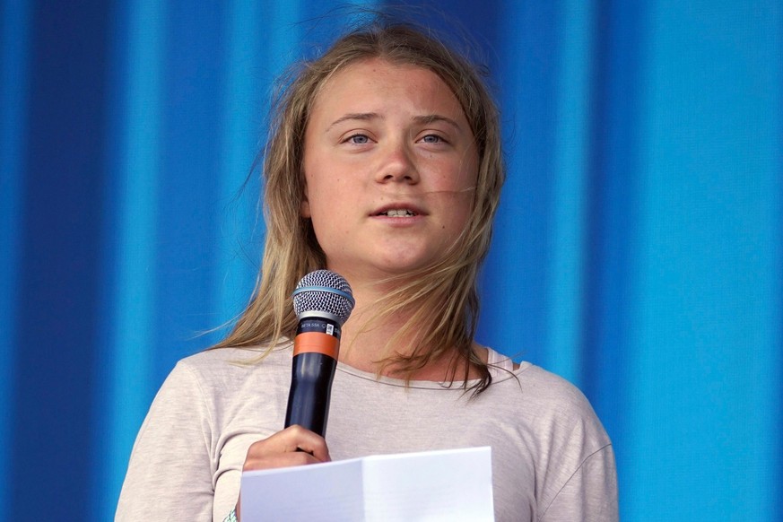 ARCHIV - 25.06.2022, Großbritannien, Glastonbury: Die schwedische Klimaaktivistin Greta Thunberg steht während des Glastonbury Festivals auf der Bühne und spricht zum Publikum. (zu dpa «Junge Ikone de ...