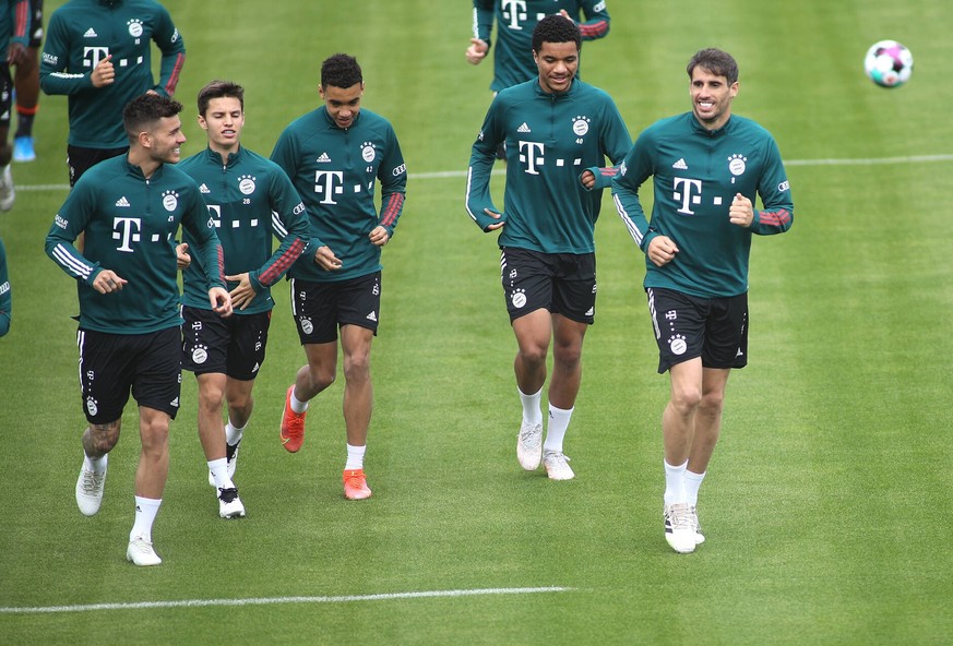 06.05.2021, FC Bayern Muenchen, Training ,Lucas Hernandez FC Bayern Muenchen Joshua Kimmich FC Bayern Muenchen Jamal Musiala FC Bayern Muenchen Malik Tillmann *** 06 05 2021, FC Bayern Muenchen, Train ...