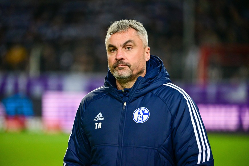 Sport Bilder des Tages Chef-Trainer Thomas Reis FC Schalke 04, VfL Osnabrueck vs. FC Schalke 04 , Fussball, Testspiel, 22.12.2022 DFB regulations prohibit any use of photographs as image sequences and ...