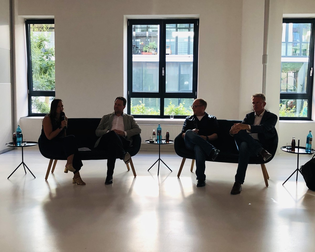 Los geht die Vernissage mit einer Podiumsdiskussion zum Thema "Nachhaltigkeit ist eine Kunst".