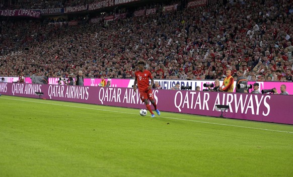 16.08.2019, Fussball 1. Bundesliga 2019/2020, 1.Spieltag, FC Bayern M�nchen - Hertha BSC Berlin, in der Allianzarena M�nchen. Werbebande von Quatar Airways, Kingsley Coman Bayern M�nchen davor. ***DFL ...