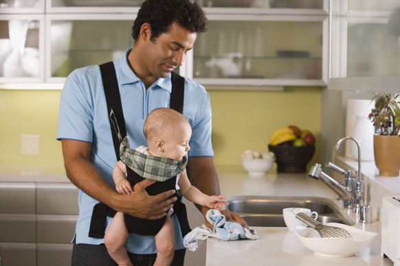 Statistisch gesehen immer noch ein (viel zu) seltener Anblick: Hausmann mit Baby in der Trage.