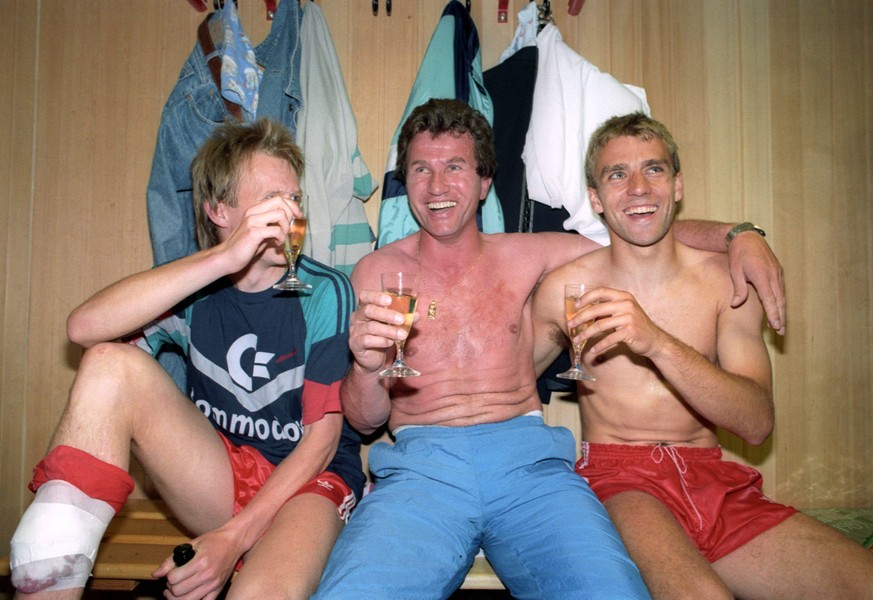 "Ich trink 'nen Sekt vielleicht": Jupp Heynckes (M.) und Hansi Flick (r.) begießen die Deutsche Meisterschaft 1989.