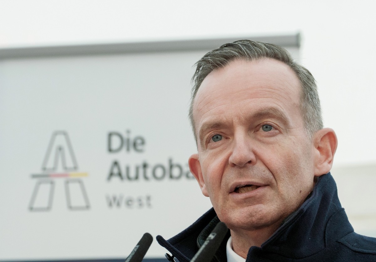 18.12.2023, Hessen, Wiesbaden: Volker Wissing (FDP), Bundesverkehrsminister, spricht zu den anwesenden Gästen unmittelbar vor der Freigabe des südlichen Teilbauwerks der Salzbachtalbrücke. Das südlich ...