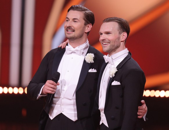 30.04.2021, Nordrhein-Westfalen, K�ln: Nicolas Puschmann (l), Schauspieler, und Vadim Garbuzov, Profit�nzer, nach ihrem Tanz w�hrend der 8. Show der 14. Staffel der RTL Tanzshow &quot;Let&#039;s Dance ...