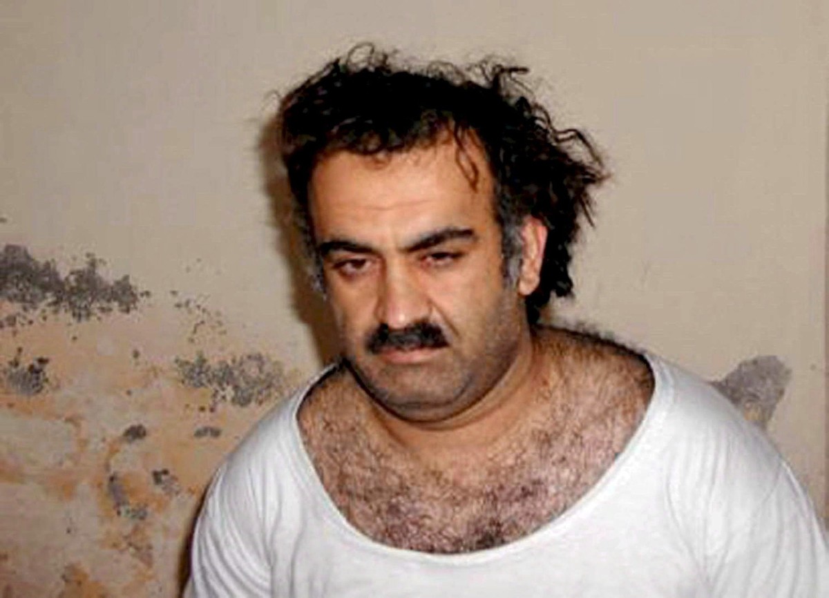 ARCHIV - 01.03.2003, Pakistan, Rawalpindi: Der Terrorverd�chtige Chalid Scheich Mohammed kurz nach seiner Festnahme in Pakistan (Handout vom 01.03.2003). Er gilt als einer der Hinterm�nner der Anschl� ...