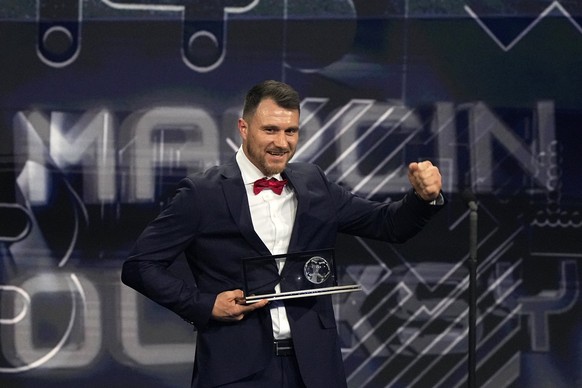Polish amputee soccer player Marcin Oleksy receives the FIFA Puskas Award for the best goal during the ceremony of the Best FIFA Football Awards in Paris, France, Monday, Feb. 27, 2023. (AP Photo/Mich ...