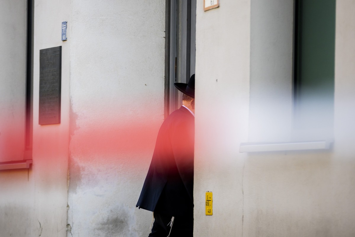18.10.2023, Berlin: Ein Mann betritt hinter Polizeiabsperrband die jüdische Gemeinde Kahal Adass Jisroel in Berlin-Mitte. Auf das Haus mit jüdischen Einrichtungen in Berlin hat es nach Angaben der bet ...