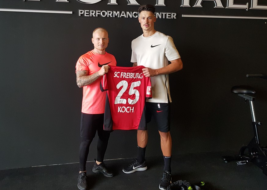 Jannik Kirchenkamp (l.) mit Nationalspieler Robin Koch im Performance-Center "Black Hall" in Krefeld.