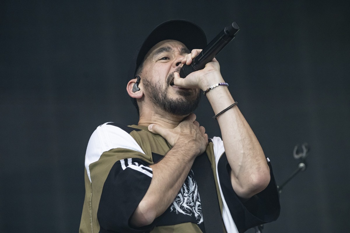 18.06.2025, Berlin: Mike Shinoda, Musiker, steht beim Konzert der Band Linkin Park im Berliner Olympiastadion auf der B