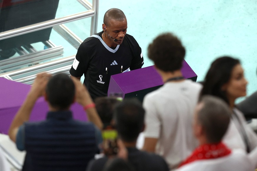 Belgium v Canada : FIFA World Cup, WM, Weltmeisterschaft, Fussball 23 November 2022, Doha, Qatar - FIFA World Cup - Group F - Belgium v Canada - referee Janny Sikazwe checks the VAR monitor before awa ...