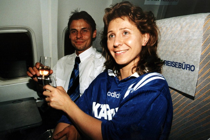 Manchmal, aber nur manchmal, stoßen auch Schalker mit Sekt an: Hier Olaf Thon mit seiner Frau nach dem Uefa-Pokalsieg 1997 gegen Inter Mailand. 