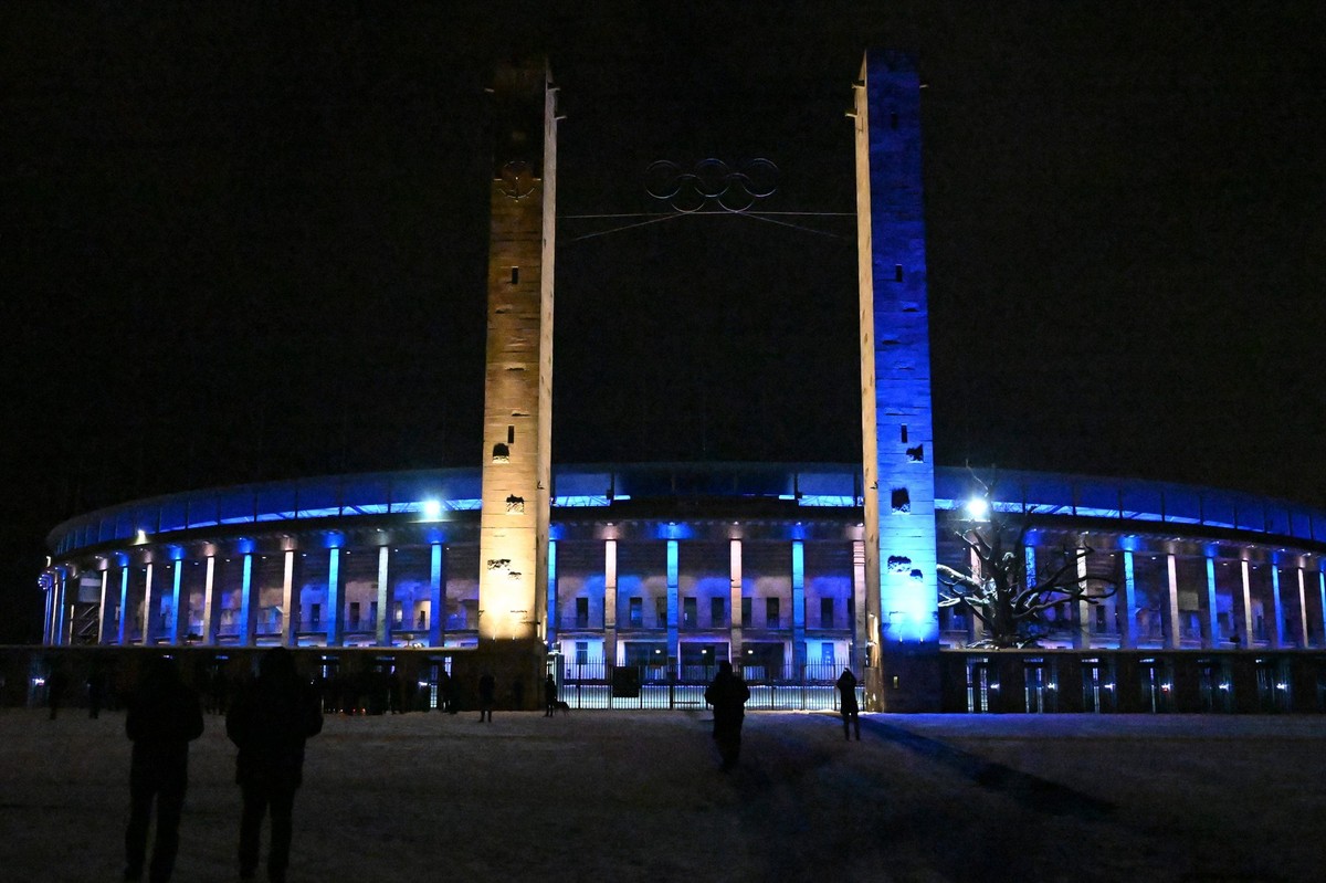 Fussball, Herren, Saison 2023/2024, 2. Bundesliga, am Tag des Todes von Pr�sident Kay Bernstein Hertha BSC wurde das Olympiastadion zu Ehren von Bernstein blau erleuchtet, Fans nehmen Anteilnahme, 16. ...