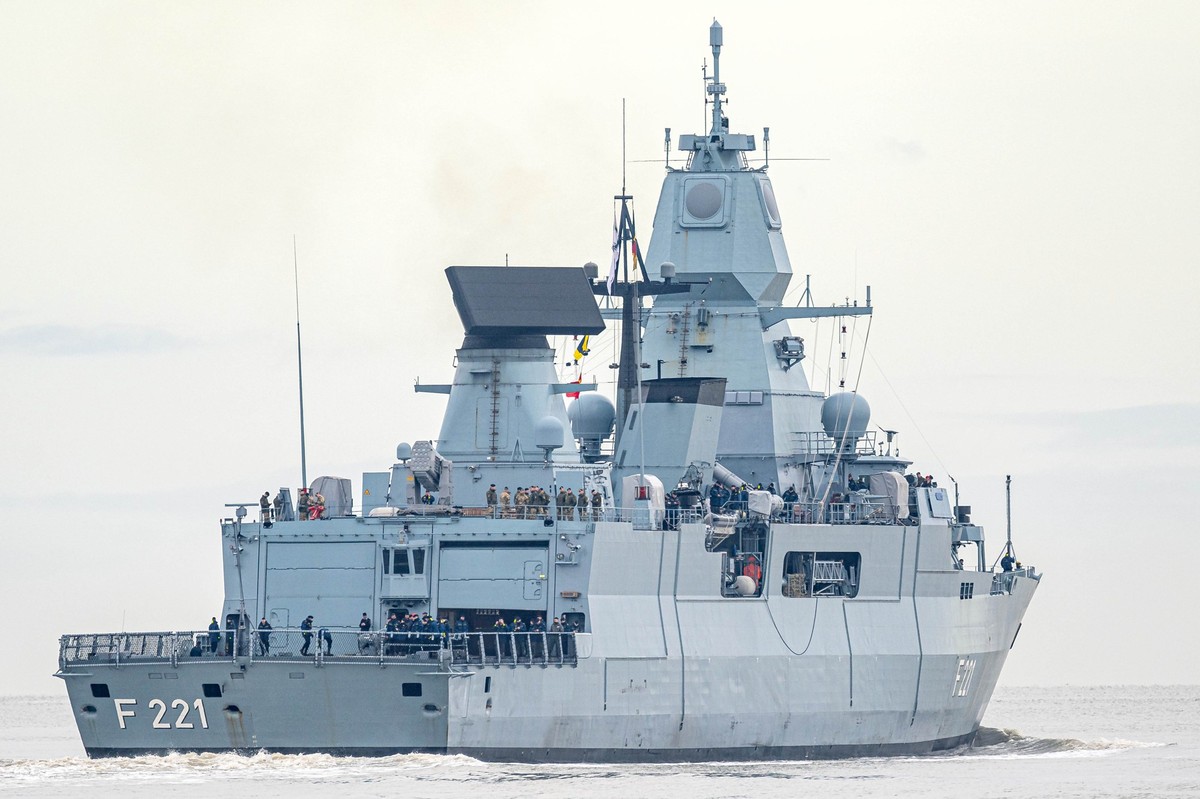 08.02.2024, Niedersachsen, Wilhelmshaven: Die Fregatte �Hessen� l�uft aus dem Hafen aus. Das Schiff der Bundeswehr bricht von Wilhelmshaven aus in See, um sich im Roten Meer am Schutz von Handelsschif ...