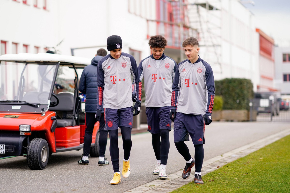 v.re:Angelo STILLER FCB, Christopher Chris RICHARDS FCB, Jamal MUSIALA Bayern Muenchen, Abschlusstraining vor dem CL Spiel FC Bayern Muenchen-FC Lokomotive Moskau, Fussball Champions League,Gruppe A,  ...