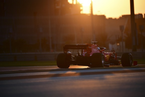 11.12.2020, Vereinigte Arabische Emirate, Abu Dhabi: Motorsport: Formel-1-Weltmeisterschaft, Grand Prix von Abu Dhabi, 2. Freies Training: Sebastian Vettel aus Deutschland vom Team Ferrari steuert sei ...