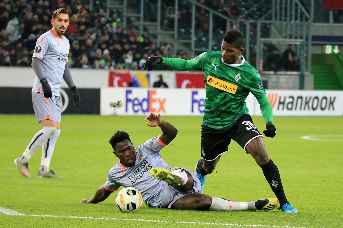Moenchengladbach, Borussia Park, 12.12.19, Europa League: Borussia Moenchengladbach - Istanbul Basaksehir FK v. li. im Zweikampf Carlos Ponck Istanbul und Breel Embolo Gladbach Europa League: Borussia ...