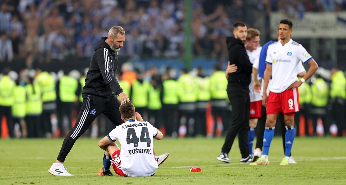 2.Liga Saison 2021-2022 1. Bundesliga Relegation Rueckspiel 23.05.2022 1. Bundesliga Relegation Rueckspiel Hamburger SV - Hertha BSC im Volksparkstadion Trainer Tim Walter Hamburger SV, Mario Vuskovic ...