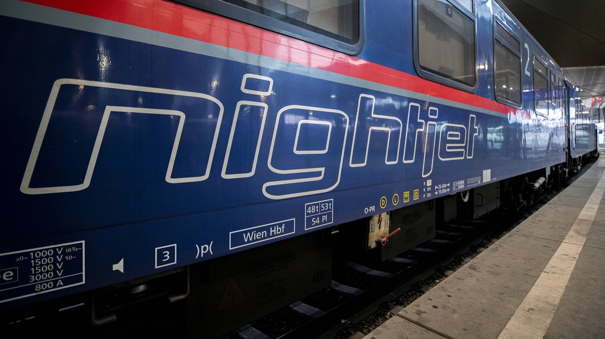 Nachtzug: ÖBB Nightjet *** Night train: Austrian railways nightjet Die österreichischen Bundesbahnen bauen die Fernstreckenverbindungen aus, welche mit speziellen Nachtzügen mit Liege- und Schlafwaggo ...