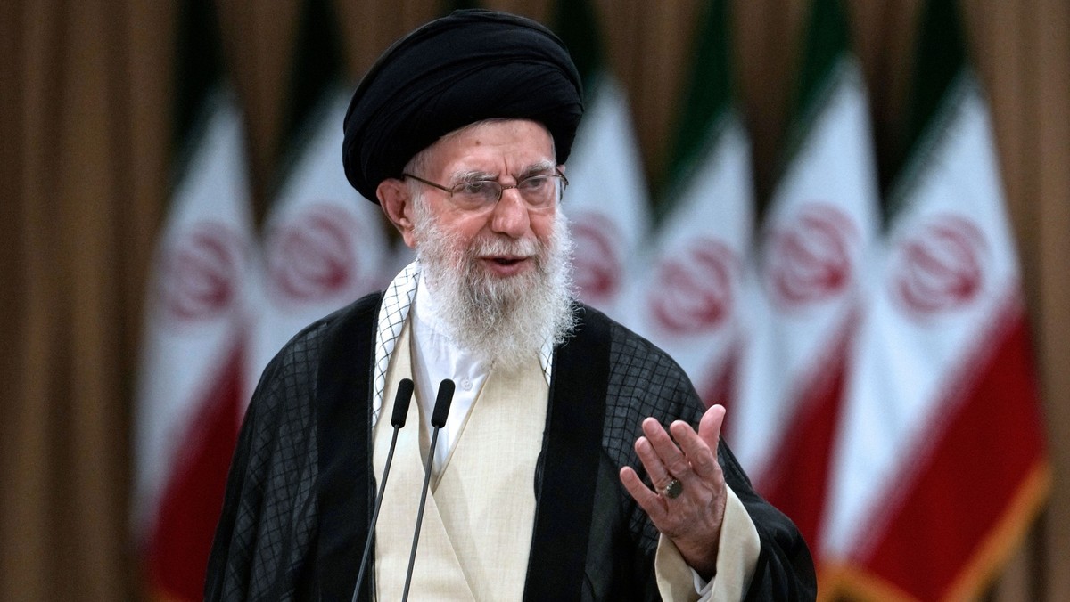 ARCHIV - 05.07.2024, Iran, Teheran: Irans Religionsführer Ajatollah Ali Chamenei spricht bei der Stimmabgabe für die Präsidentschaftsstichwahl. (zu dpa: «Irans Staatsoberhaupt Chamenei droht Israel mi ...