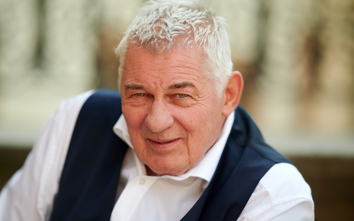 ARCHIV - 23.09.2020, Nordrhein-Westfalen, Bergisches Land Bei Köln: Der Schauspieler Heinz Hoenig sitzt bei einem Fototermin bei Dreharbeiten zur TVNOW Serie &quot;Verbotene Liebe - Next Generation&qu ...