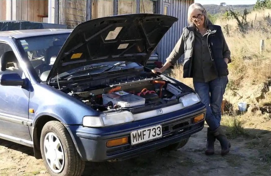 Rosemary Penwarden hat einen alten Honda selbst zum E-Auto umgebaut.