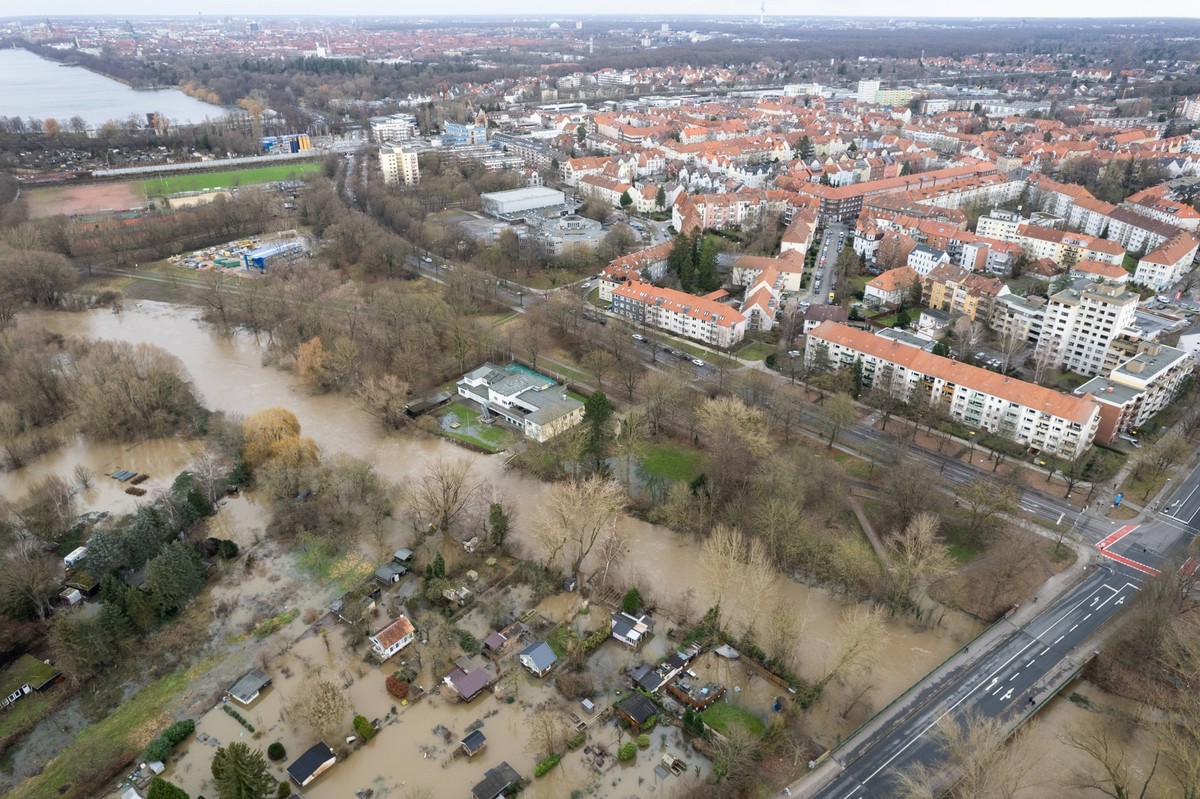 Drohnenaufnahmen von Hochwasser der Leine in Hannover. Auf dem Bild zu sehen, eine �berflutete Kleingartenkolonie und der Blick auf Hannover / D�hren. Deutschland, Niedersachsen, Hannover, 28.12.2023  ...