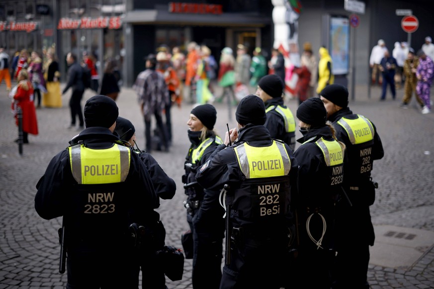 Jecken und Narren strömen in die Kölner Altstadt, um an Weiberfastnacht den Kölner Karneval zu feiern. Im Bild Einheiten der Polizei NRW am Alter Markt. Köln, 16.02.2023 NRW Deutschland *** Recken and ...