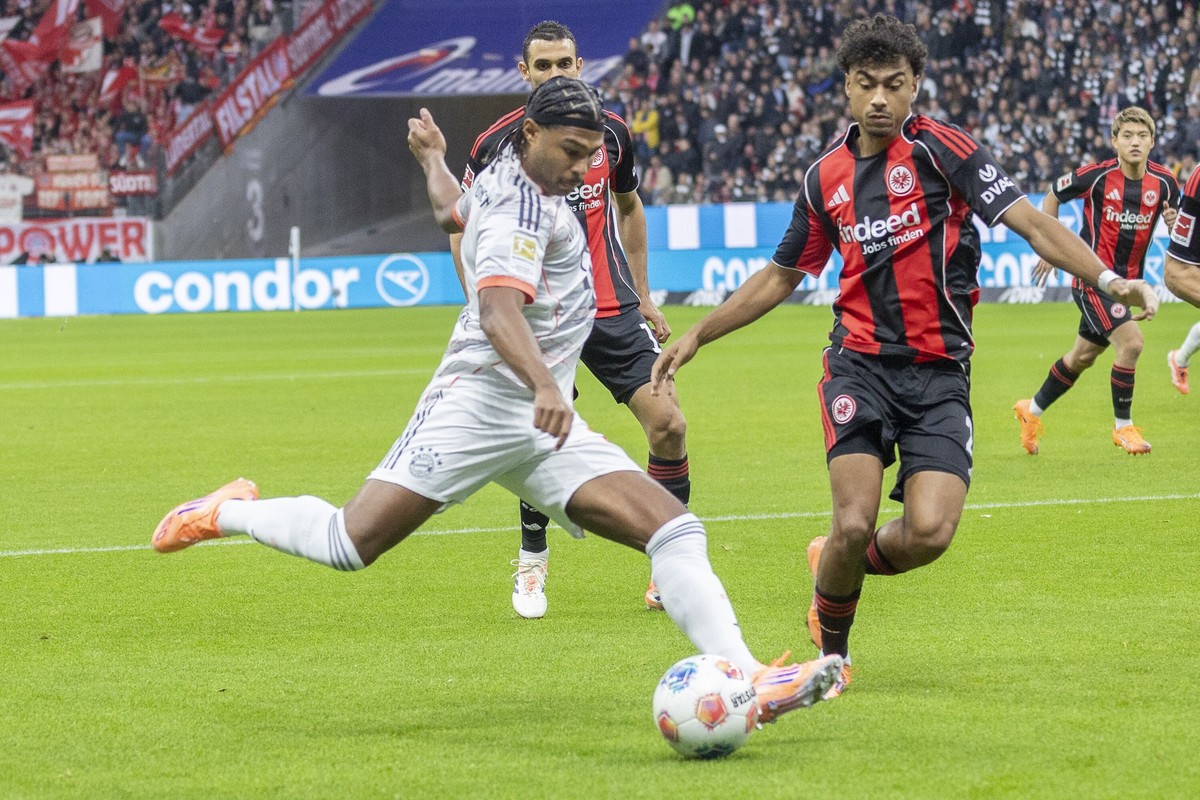 Serge Gnabry (FC Bayern M?nchen #7) am Ball bei einer Flanke, Eintracht Frankfurt - FC Bayern M?nchen, Frankfurt, Deutsche Bank Park, 4.10.2025