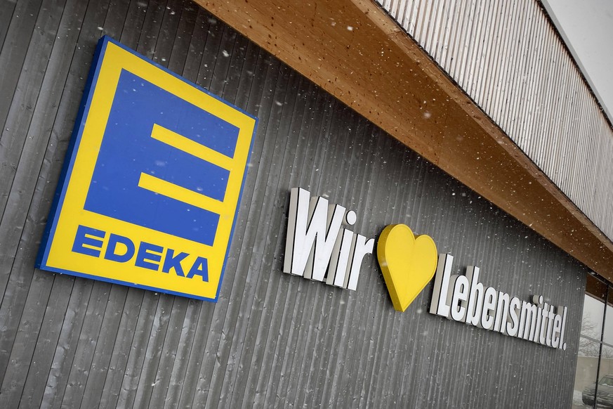 EDEKA Firmenlogo mit dem Slogan WIR LEBEN LEBENSMITTEL an einer Filiale,Markt in Weyarn /Bayern. Die Edeka-Gruppe Eigenschreibweise: EDEKA urspruenglich Abkuerzung fuer Einkaufsgenossenschaft der Kolo ...