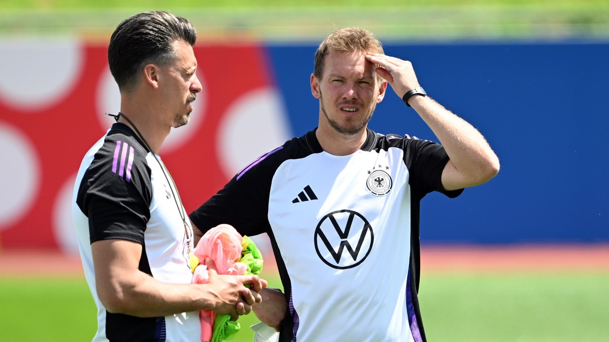 24.06.2024, Bayern, Herzogenaurach: Fußball, UEFA Euro 2024, EM, Deutschland, Training der Ersatzspieler nach dem dritten Gruppenspiel, Deutschlands Bundestrainer Julian Nagelsmann (l) und Co-Trainer  ...