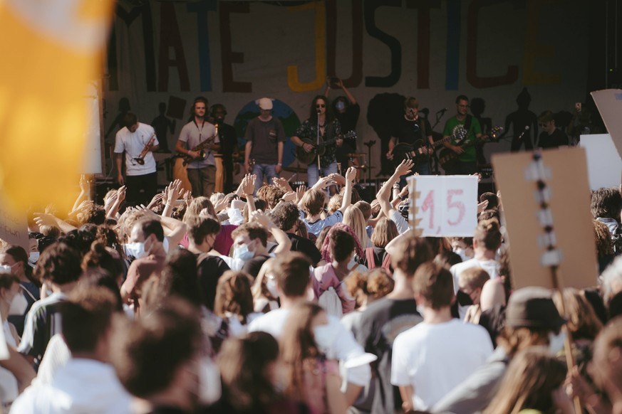 Die Band Buck Roger &amp; The Sidetrackers spielt bei einer FFF-Demonstration in München.