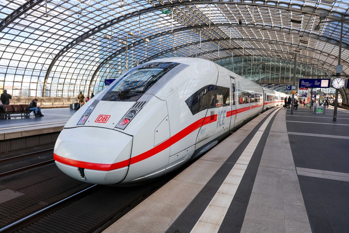 Impressionen von Berlin Hauptbahnhof während des Streiks der Gewerkschaft Deutscher Lokomotivführer GDL Züge der Deutschen Bahn verkehrten nach einem Notfahrplan. Intercity Express Zug ICE, ICE 4, Bau ...