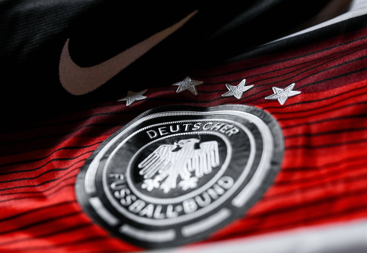 21.03.2024, xpsx, DFB Ausr�ster Nike 2027 v.l. Der Deutsche Fu�ball-Bund DFB wird ab 2027 bis 2034 eine Ausr�stungspartnerschaft mit der Nike Inc eingehen. Trikots Trikot Nike Adidas 77 Jahre Ausr�ste ...