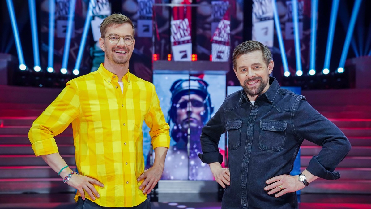HANDOUT - 09.04.2021, ---: Die Entertainer Joko Winterscheidt (l) und Klaas Heufer-Umlauf stehen in der Kulisse ihrer ProSieben-Show