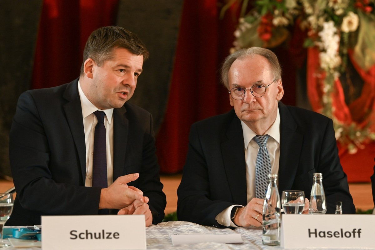 ARCHIV - 30.11.2024, Sachsen-Anhalt, Zerbst/Anhalt: Sven Schulze, (l) Landesvorsitzender der CDU, und Reiner Haseloff, Ministerpräsident von Sachsen-Anhalt auf der Landesvertreterversammlung der CDU S ...