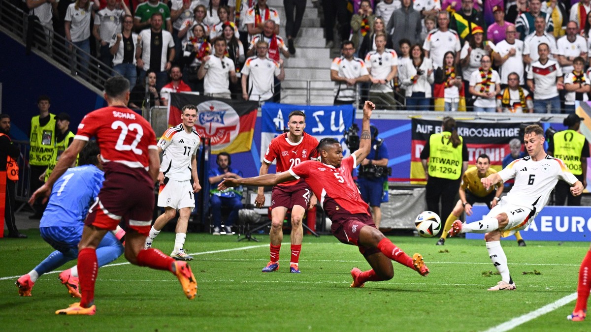 23.06.2024, Hessen, Frankfurt/M.: Fu�ball, UEFA Euro 2024, EM, Schweiz - Deutschland, Vorrunde, Gruppe A, Spieltag 3, Frankfurt Arena, Deutschlands Joshua Kimmich (r) schie�t auf das Tor an Manuel Aka ...