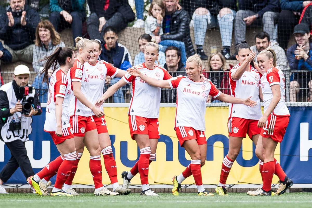 Google Pixel Frauen-Bundesliga Bayer 04 Leverkusen vs. FC Bayern M�nchen, 04.05.2024 Jubel zum 0:1 durch Georgia Stanway FC Bayern M�nchen, 31 GOOGLE PIXEL Frauen Bundesliga: Bayer 04 Leverkusen - FC  ...