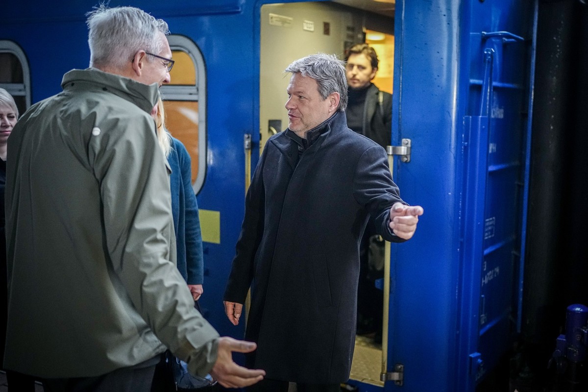 18.04.2024, Ukraine, Kiew: Robert Habeck (Bündnis 90/Die Grünen), Bundesminister für Wirtschaft und Klimaschutz, wird im Bahnhof von Kiew vom deutschen Botschafter in der Ukraine, Martin Jäger, empfan ...